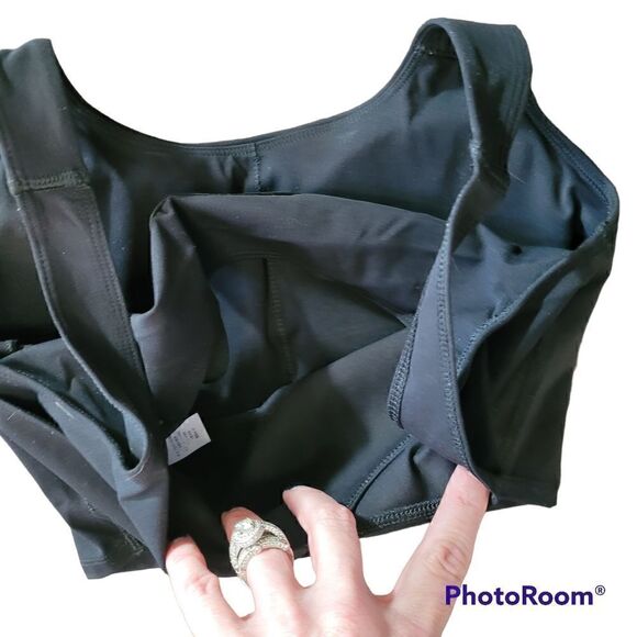 Black sports bra with padded cups, shelf and criss-cross back - Picture 4 of 6